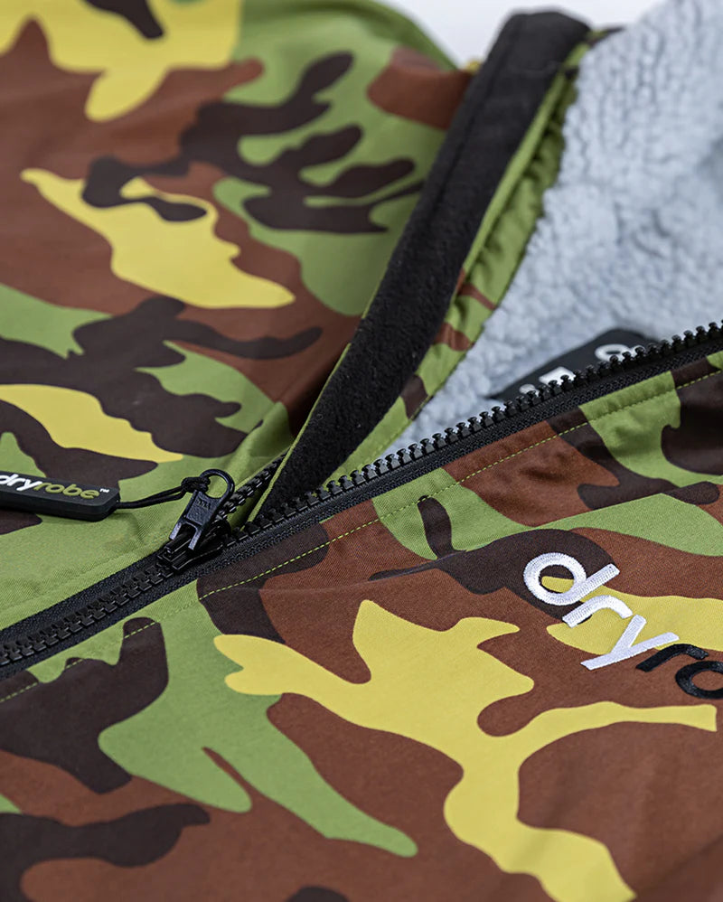 Camouflage jacket with a black zipper, featuring the Dryrobe brand.